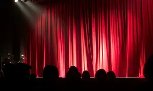 Czy słowo teatr ma tylko jedno znaczenie? Odkryj jego różnorodność