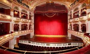 Czym jest teatr? Odkryj jego znaczenie i wpływ na kulturę