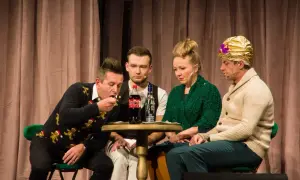 Kabaret Jurki na cmentarzu: niezwykłe spojrzenie na All Saints' Day