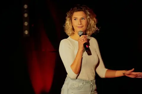 Wiolka Walaszczyk stand up - odkryj jej absurdalny humor i występy