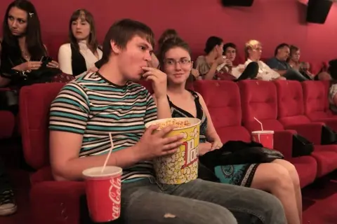 Czy w teatrze można jeść? Oto zasady i etykieta dotycząca jedzenia