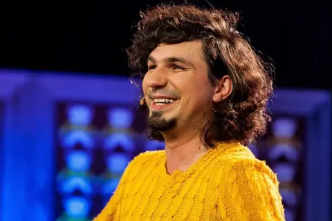 Kabaret Łowcy.B – historia, humor i niezapomniane występy