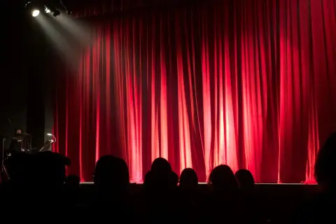 Czy słowo teatr ma tylko jedno znaczenie? Odkryj jego różnorodność