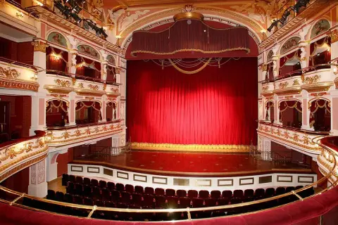 Czym jest teatr? Odkryj jego znaczenie i wpływ na kulturę