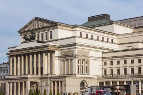 Kto założył teatr narodowy w Warszawie? Odkryj jego fascynującą historię