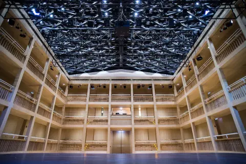 Gdzie powstał teatr? Odkryj jego fascynującą historię i znaczenie
