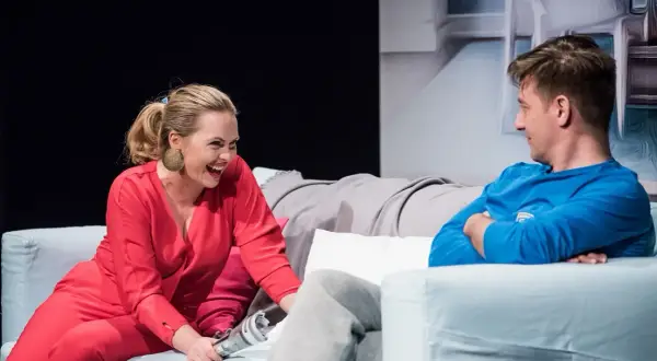 Opinie o spektaklu ludzie inteligentni: kontrowersje i emocje w teatrze