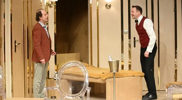 Teatr Capitol: O co biega? Zaskakująca farsa, która zachwyca widzów