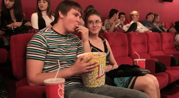 Czy w teatrze można jeść? Oto zasady i etykieta dotycząca jedzenia