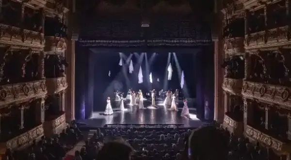 Teatr co warto zobaczyć: najciekawsze premiery i spektakle w Krakowie i Warszawie