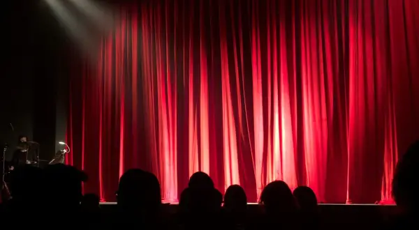 Czy słowo teatr ma tylko jedno znaczenie? Odkryj jego różnorodność