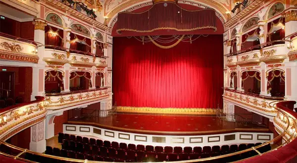 Czym jest teatr? Odkryj jego znaczenie i wpływ na kulturę