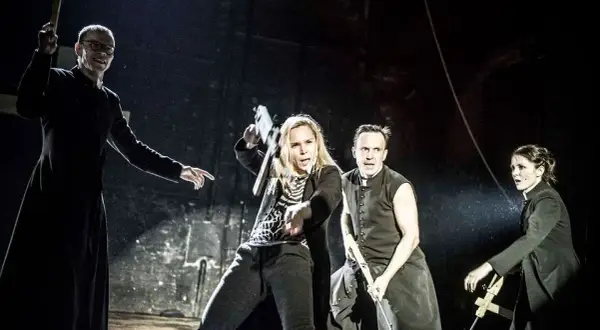 Spektakl Klątwa - kontrowersyjna analiza religijności i przemocy w teatrze