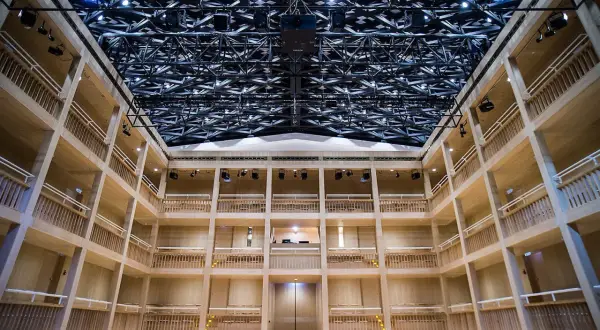 Gdzie powstał teatr? Odkryj jego fascynującą historię i znaczenie