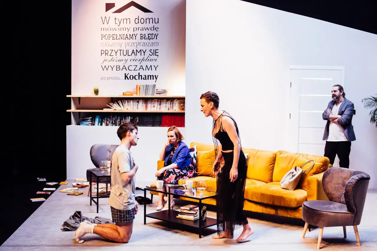 Zdjęcie Opinie o spektaklu ludzie inteligentni: kontrowersje i emocje w teatrze