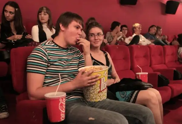 Czy w teatrze można jeść? Oto zasady i etykieta dotycząca jedzenia
