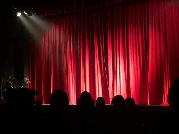 Czy słowo teatr ma tylko jedno znaczenie? Odkryj jego różnorodność