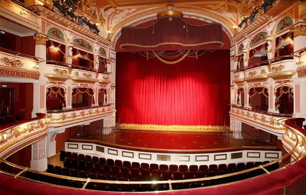 Czym jest teatr? Odkryj jego znaczenie i wpływ na kulturę
