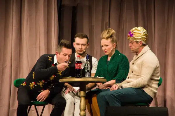 Kabaret Jurki na cmentarzu: niezwykłe spojrzenie na All Saints' Day